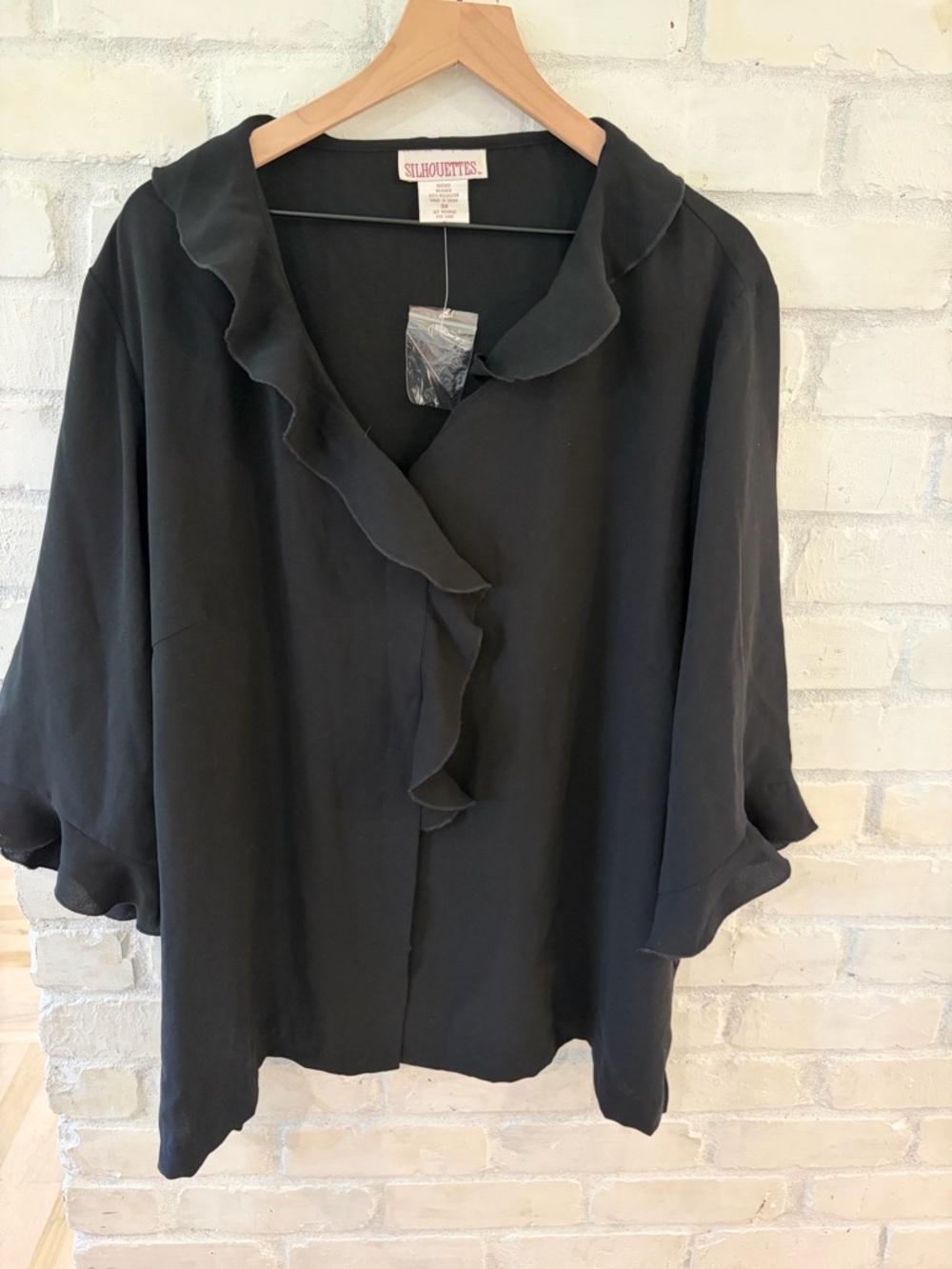 Silhouette Black Ruffle-Trim V-Neck Blouse
(B1)